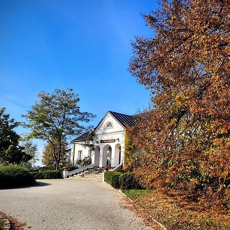 Dwor Na Wichrowym Wzgorzu Bed & Breakfast Przybysławice Dış mekan fotoğraf