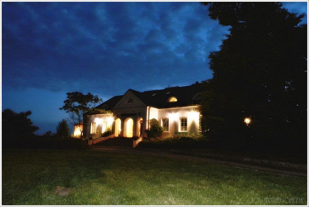 Dwor Na Wichrowym Wzgorzu Bed & Breakfast Przybysławice Dış mekan fotoğraf
